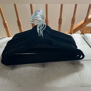 24 Velvet Non-Slip Coat Hangers - Black (Set)